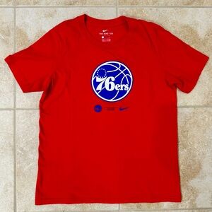 Nike Youth Philadelphia 76ers T-shirt
The Nike Tee
Size: Large